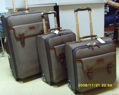 廣州市浩鵬箱包皮具-廣州市花都區花山鎮東湖安置區東聯路-生產、加工、批發、零售:箱包、皮具,貨物及技術進出口.-產品展廳