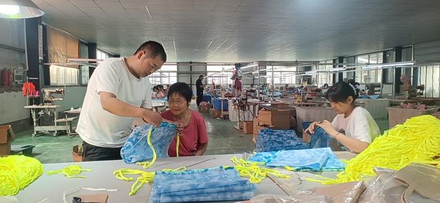 許昌鄢陵 '箱'約左岸 '包'攬振興，箱包加工引領鄉村產業振興